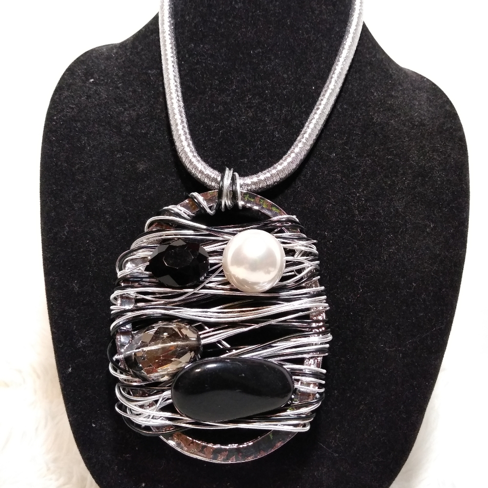Costume Jewelry (necklace set) - Picture 4 of 4